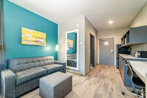 1 habitación, cubrecamas, escritorio y cunas 