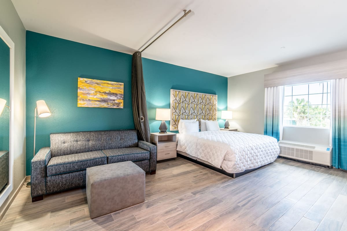 Suite, 1 trÚs grand lit et 1 canapé-lit, accessible aux personnes à mobilité réduite, coin cuisine | 1 chambre, couette en duvet d'oie, bureau, lits bébé (en supplément)