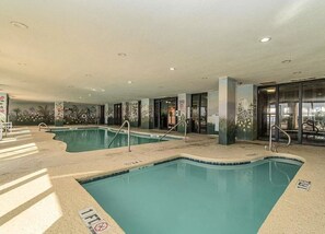 Inomhuspool och utomhuspool