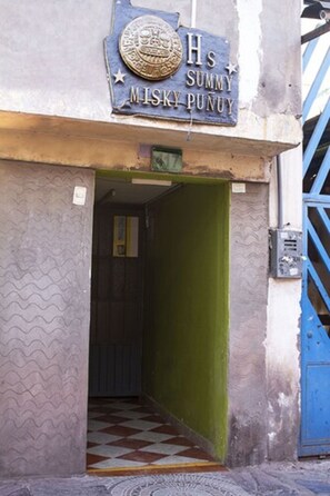 A building entrance with a sign reading "H's SUMMY MISKY PUNUY". - Hospedaje Summy Misky Puñuy (Cusco)