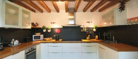 Kühlschrank, Mikrowelle, Ofen, Geschirrspüler