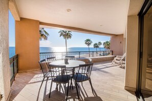 Outdoor dining - Sonoran Spa E301 - 3 BR Next to the Pool, High Speed Wi-Fi - Beachfront Upper Floor Luxury Condo (Puerto Peñasco)