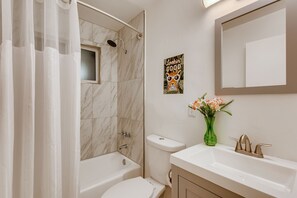 Welcome to the Jungle | Bathroom