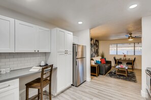 Condo | Cocina privada | Refrigerador con congelador, microondas, horno y parrilla de estufa 
