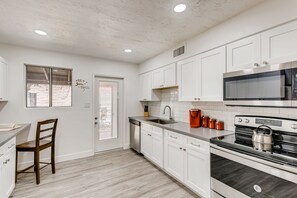 Appartement | Privékeuken | Een koelkast/vriezer, een magnetron, een oven, een kookplaat