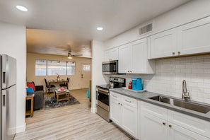 Condo | Cocina privada | Refrigerador con congelador, microondas, horno y parrilla de estufa 