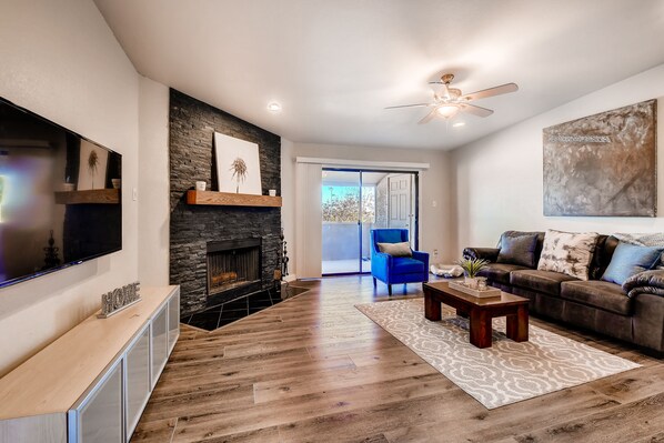 Apartment | Wohnbereich | 40-Zoll-Flachbildfernseher mit Kabelempfang, Fernseher