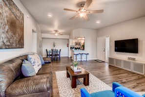 Apartment | Wohnbereich | 40-Zoll-Flachbildfernseher mit Kabelempfang, Fernseher