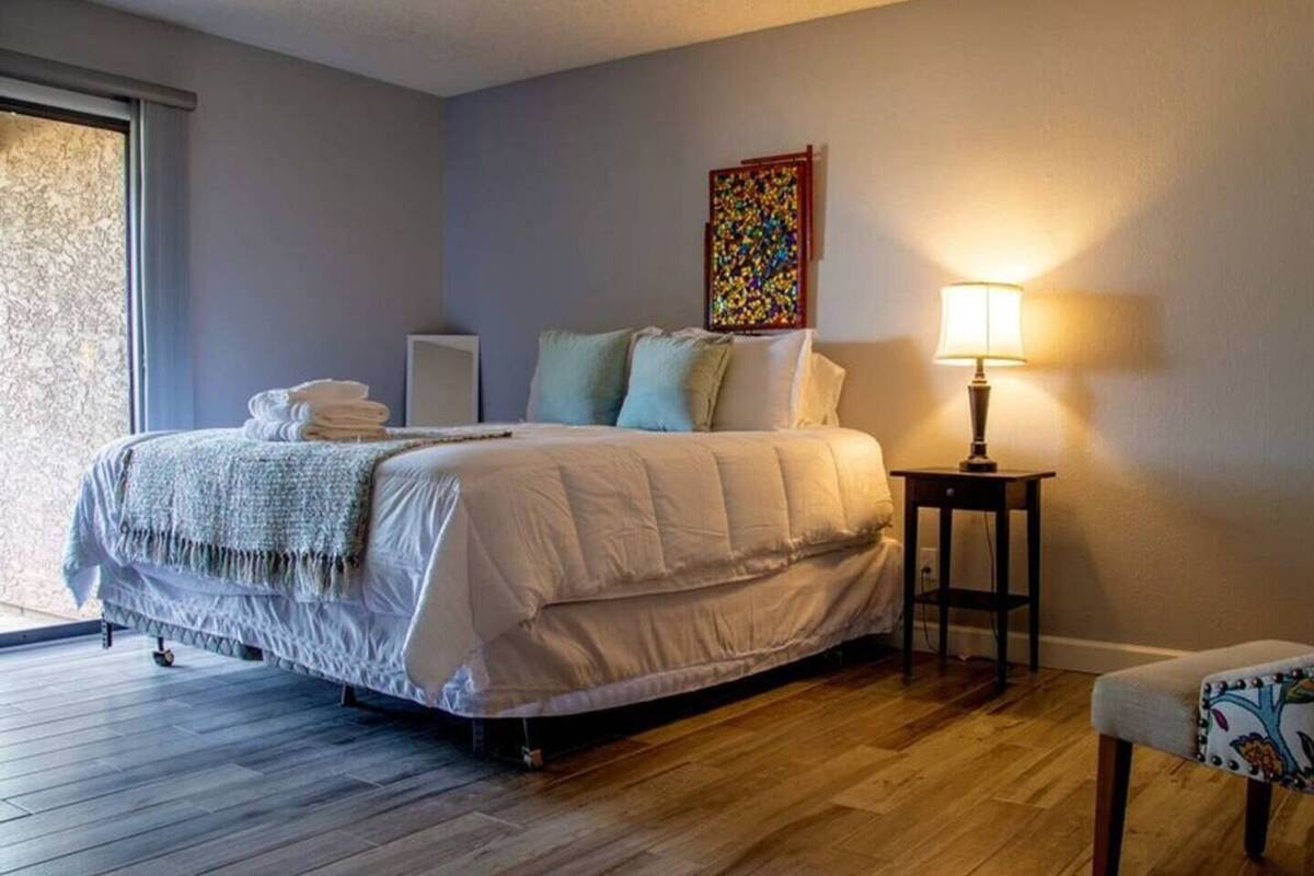 113:SCOTTSDALE GETAWAY! Mins to Old Town 2BR/2BA CONDO | 2 bedrooms, iron/ironing board, WiFi (free), individually decorated