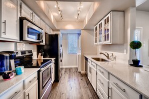 Apartment | Eigene Küche | Großer Kühlschrank, Mikrowelle, Ofen, Herdplatte