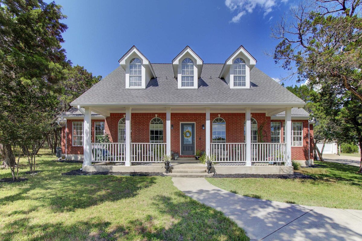 Countryside Manor & Cottage with Pool by Whitetail Rentals