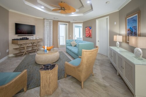 Luxury Villa, Private Lounge Access, Pool and Gym
