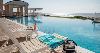 Luxury Villa, Private Lounge Access, Pool and Gym