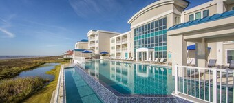 Luxury Villa, Private Lounge Access, Pool and Gym