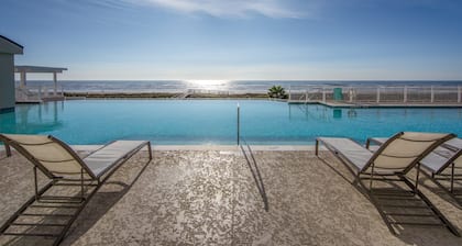 Luxury Villa, Private Lounge Access, Pool and Gym