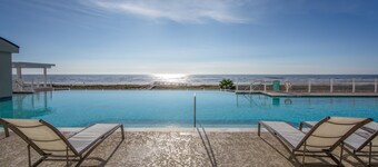 Luxury Villa, Private Lounge Access, Pool and Gym