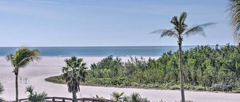 På stranden, solsenger og strandhåndklær