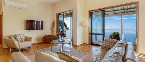 บ้านดีลักซ์, 3 ห้องนอน, 2 ห้องน้ำ, วิวทะเล | ห้องนั่งเล่น | ทีวีจอแบน