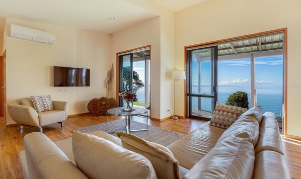 Deluxe-Haus, 3 Schlafzimmer, 2 Bäder, Meerblick | Wohnzimmer | Flachbildfernseher