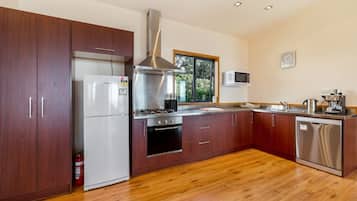 Rumah Deluks, 3 kamar tidur, 2 kamar mandi, pemandangan samudra | Dapur pribadi | Mesin pembuat kopi/teh, lemari es, microwave, dan kompor