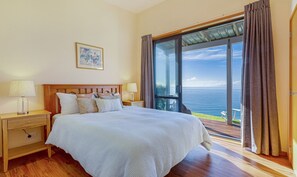 Deluxe House, 3 Bedrooms, 2 Bathrooms, Ocean View | 3 bedrooms, individually decorated, individually furnished, desk - Moeraki (Waiheke Island)