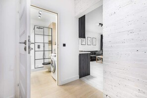 Dusche, kostenlose Toilettenartikel, Haartrockner, Shampoo