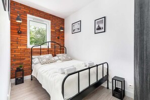 1 dormitorio, tabla de planchar con plancha, wifi y ropa de cama