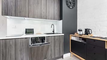 Kühlschrank, Mikrowelle, Herdplatte, Geschirrspüler