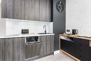 Réfrigérateur, micro-ondes, plaque de cuisson, lave-vaisselle