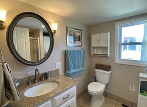 Duschwanne, Haartrockner, Handtücher, Seife