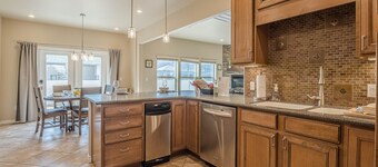 Sunshine IV: Beautiful Sunny Home