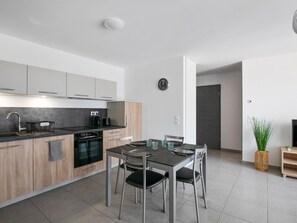 Kühlschrank, Mikrowelle, Ofen, Geschirrspüler