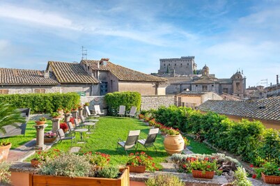 Chic 1-Bed Apartment | Historic Resort | Sleeps 4