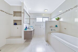 House, 4 Bedrooms, 2 Bathrooms | Bathroom | Towels - Panoramic Island Views (Shute Harbour)