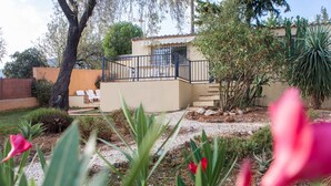 A house with a patio, a small garden, and a tree. - Private Holiday Home in the Countryside (Alhaurín el Grande)