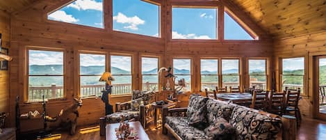 Smart TV, chimenea, futbolito