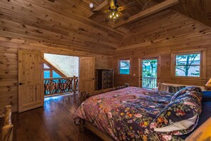 3 makuuhuonetta, työpöytä, silitysrauta/-lauta, vauvan matkasänky