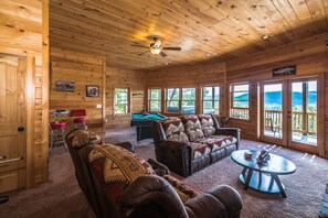 Älytelevisio, takka, pöytäjalkapallopöytä