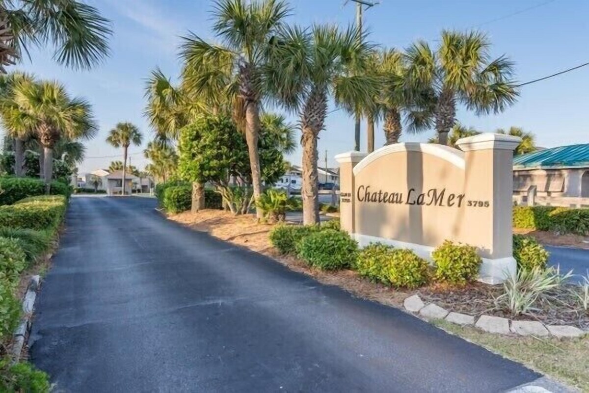 Photo 2 of 1 Bedroom Pet Friendly condo steps to the beach sleeps 4.