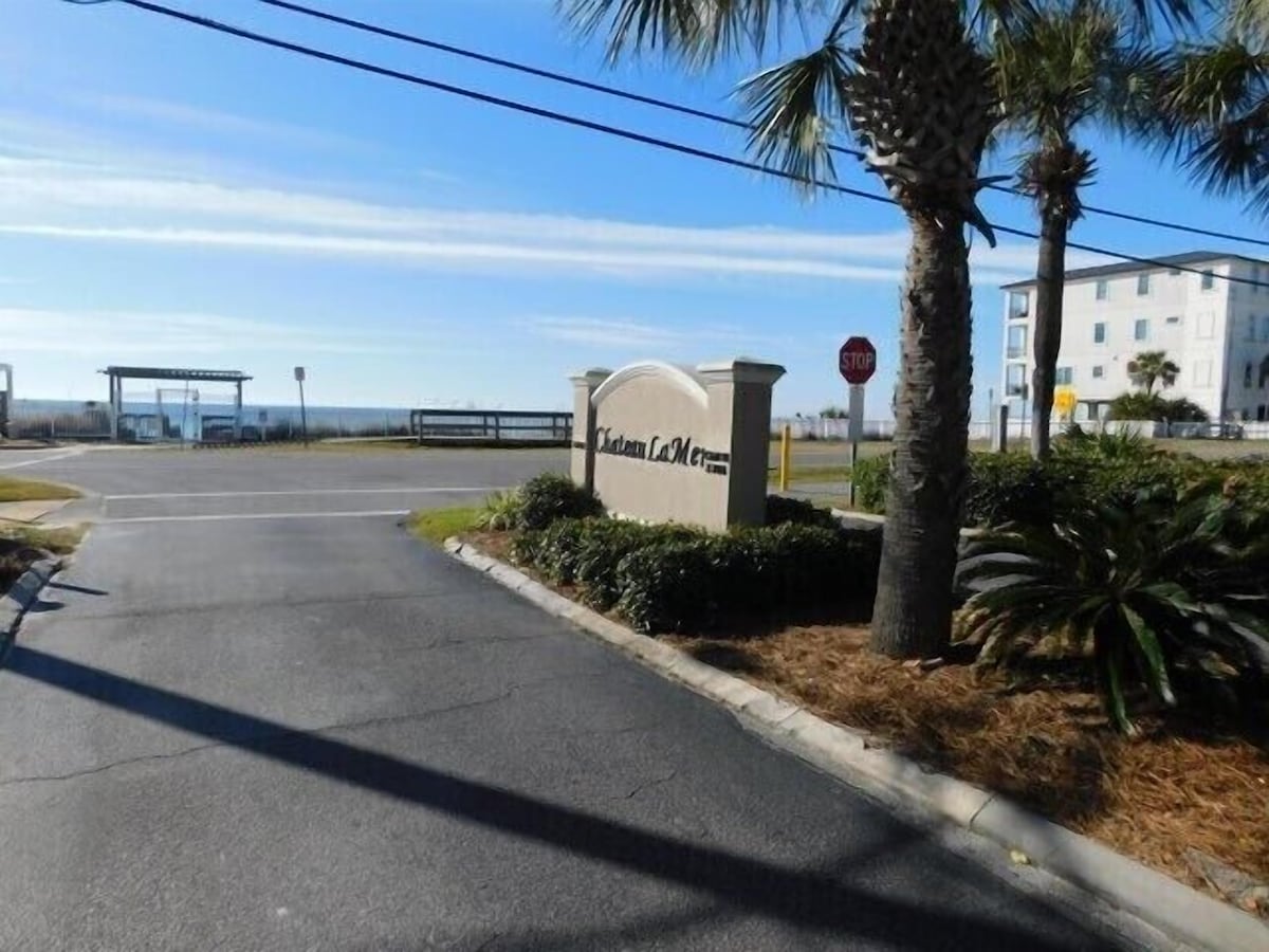 Photo 3 of 1 Bedroom Pet Friendly condo steps to the beach sleeps 4.