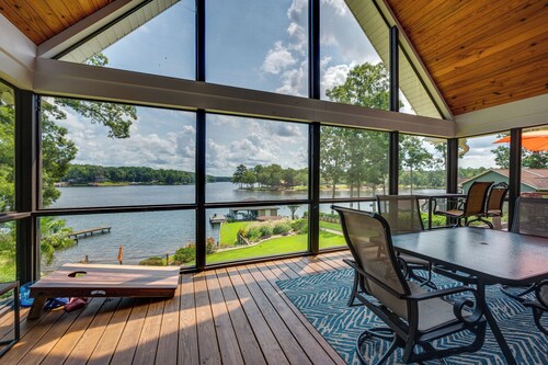Luxe Lake Sinclair Living: Private Dock & Beach!