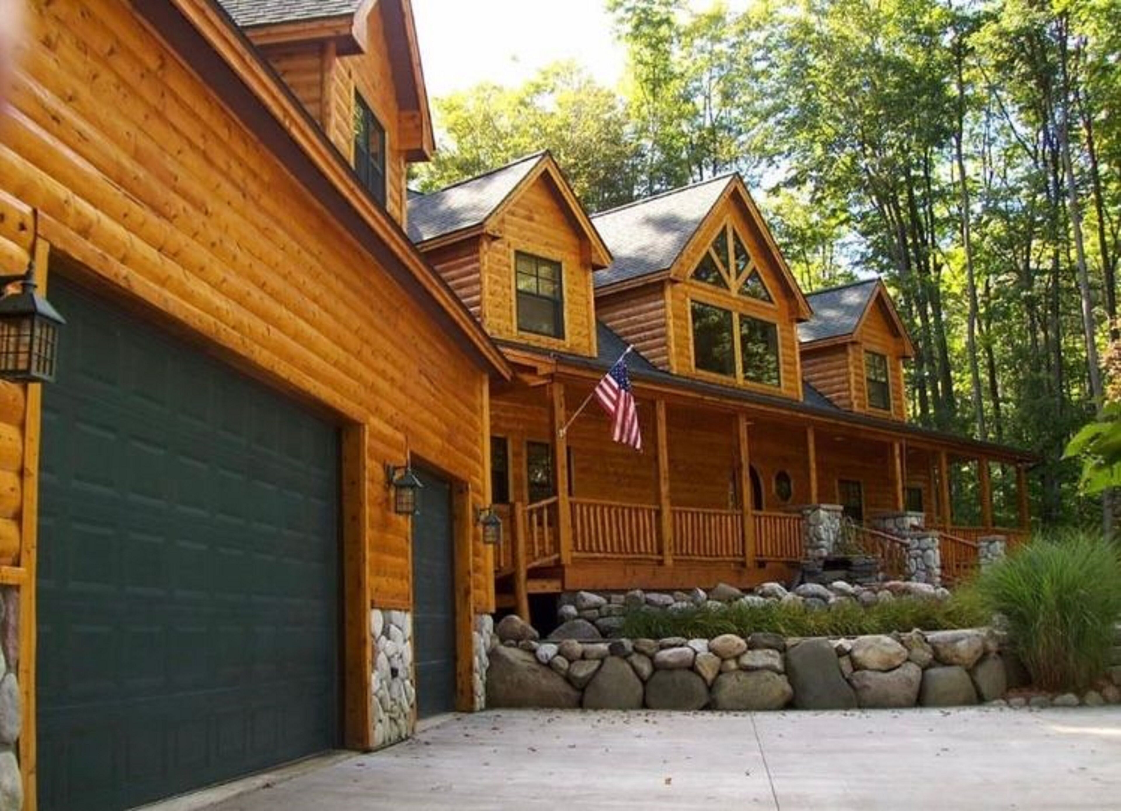 Massive Lodge! 7500+ sq ft Sleeps 20! Golf, Fish, Trails, Wineries, Ski, Relax!