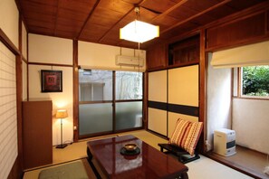 트래디셔널룸, 금연 (Japanese Style Room, 1F) | 책상