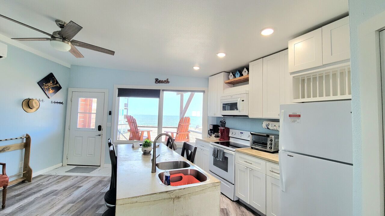 Frigorífico, microondas, horno y placa de cocina