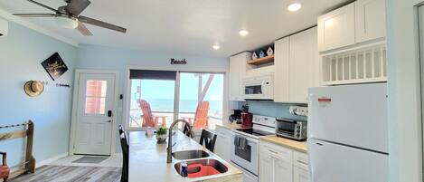 Frigorífico, microondas, horno y placa de cocina