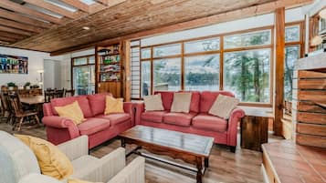 Smart TV, chimenea, tenis de mesa y libros