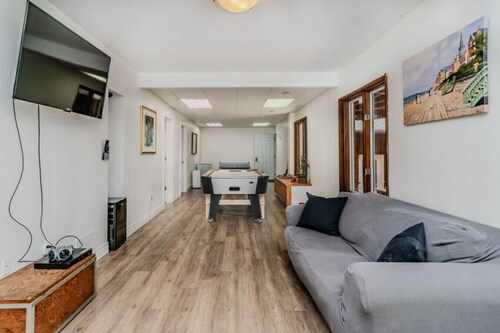 Lakeside 5BR Cottage in Bala – Group Getaway