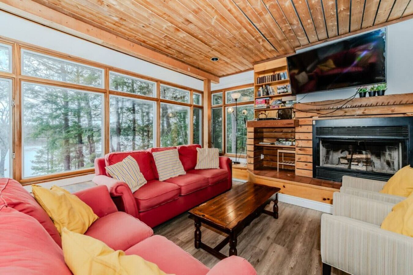 Smart TV, chimenea, tenis de mesa y libros 