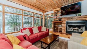 Smart TV, chimenea, tenis de mesa y libros