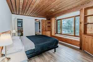 5 bedrooms, desk, free WiFi, bed sheets - 5BR Family Lakefront Cottage, Walk to Bala! (Port Carling)